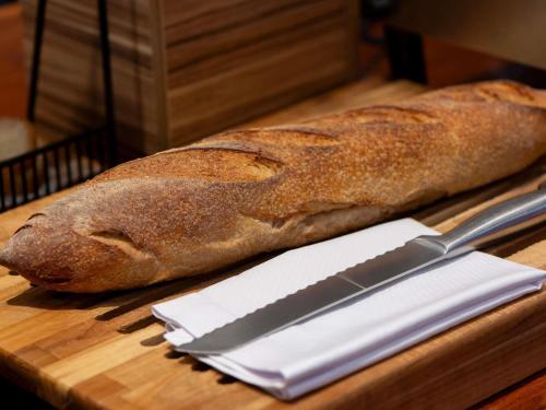 サンパウロにあるプルマン サンパウロ ヴィラ オリンピアの鋳切り板パンと包丁