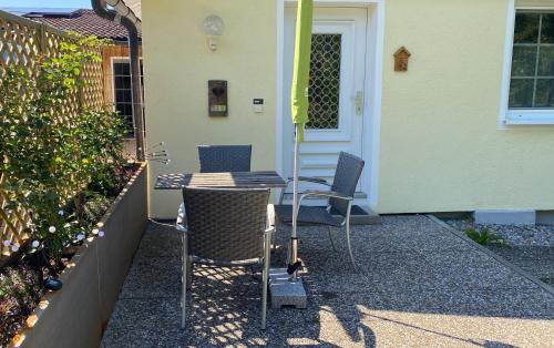上罗伊特Allgäu- Ferienwohnung mit Hund的桌椅坐在房子外