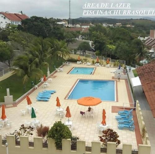 Der Swimmingpool an oder in der Nähe von Bela Vista Condominio Village dos Pássaros