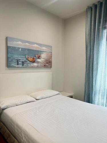 a bedroom with a bed and a painting on the wall at Apartamento Cúrcuma - Vigo Centro in Vigo