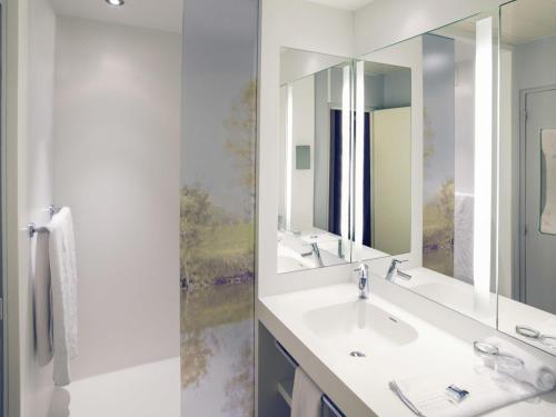 Phòng tắm tại Hôtel Mercure Mâcon Bord de Saône