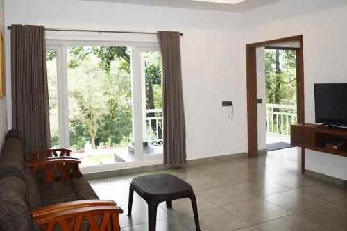 un salon avec un canapé et une télévision dans l'établissement Kanthalloor Moments, à Kanthalloor