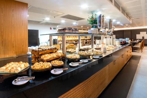 een buffet met veel verschillende soorten eten bij Américas Copacabana Hotel in Rio de Janeiro