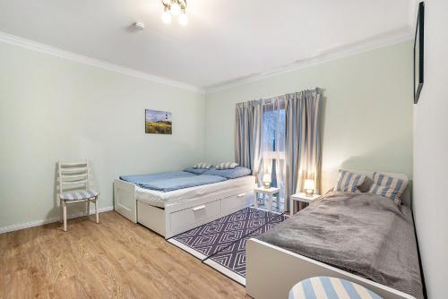 une chambre avec un lit et une fenêtre dans l'établissement Apartment On The Upper Floor, à Bokelrehm