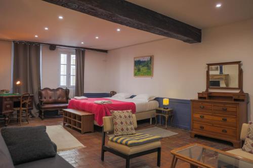 um quarto com uma cama, uma mesa e cadeiras em Galerie Nakai Art B&B em Tournus