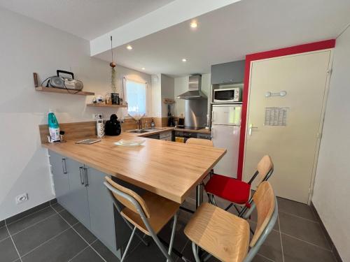 Kuchyň nebo kuchyňský kout v ubytování Proche centre-ville joli appartement 2p