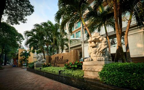 胡志明市舍伍德公寓式酒店的建筑物前的狮子雕像