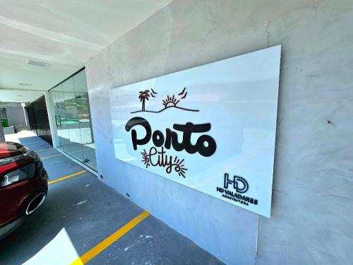 a sign on the side of a parking garage at Edifício Porto City, estrutura completa no centro de Porto By HM in Porto De Galinhas