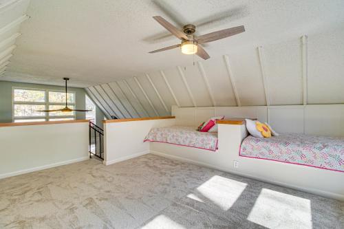 ein Schlafzimmer mit zwei Betten und einem Deckenventilator in der Unterkunft Boat Dock and Lake Access Family Escape in Afton! in Monkey Island