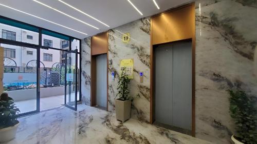 an office lobby with a large marble wall at Deluxe Queen Studio with swimming pool in Nairobi, Himalaya Heights Apartment, Kilimani in Nairobi