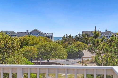 ein Blick auf den Strand vom Balkon eines Hauses in der Unterkunft 1009 - Land's End in Corolla