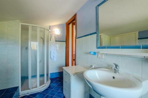 une salle de bain blanche avec lavabo et douche dans l'établissement Residence Cernaia - Private Cottage, à Castiglione della Pescaia