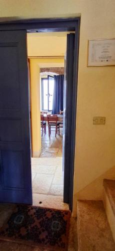 eine offene Tür zu einem Zimmer mit einem Esszimmer in der Unterkunft La Stella e u' Marnèr Casa Vacanze Vacation Rental in Giovinazzo