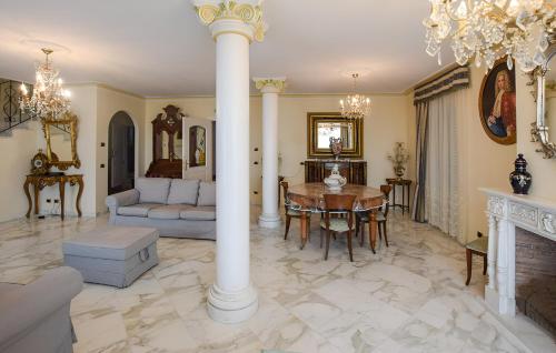 ein Wohnzimmer mit Tisch und Kamin in der Unterkunft Villa Sophia by Nicola Real Estate in Corsanico-Bargecchia