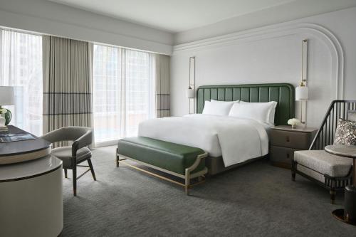 Postel nebo postele na pokoji v ubytování The Ritz-Carlton, Charlotte