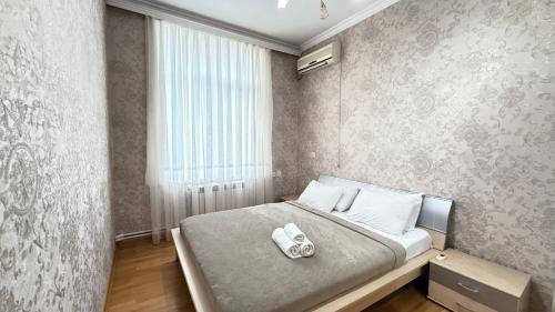 Giường trong phòng chung tại Mayden Tower apartment