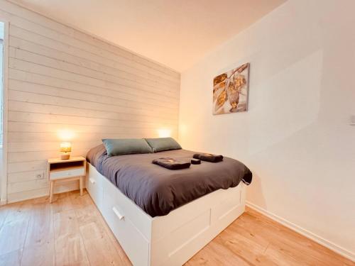 a bedroom with a bed in a white room at Appartement neuf 4 prsn Au cœur du Centre Ville in Besançon