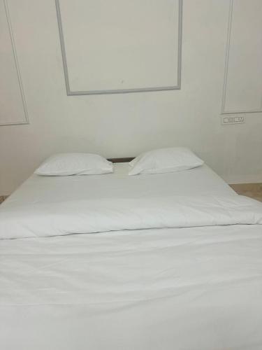 Ένα ή περισσότερα κρεβάτια σε δωμάτιο στο AZURE stay happy