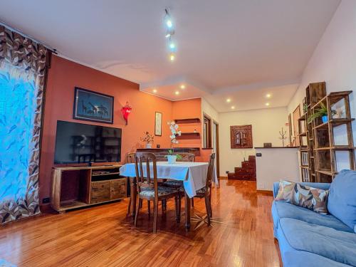 Una sala de estar con una mesa y un sofá azul. en MYHOUSE INN RACCONIGI - Affitti Brevi Italia, en Turín