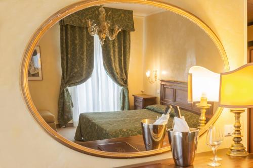 um quarto com uma cama e um espelho grande em Hotel Rigel em Lido di Venezia