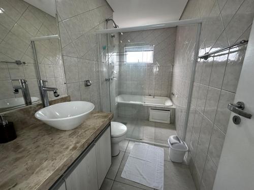 Ένα μπάνιο στο Sobrado Triplex Premium Próximo Aeroporto São José dos Pinhais Curitiba