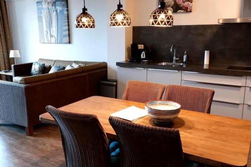 une salle à manger avec une table et des chaises en bois dans l'établissement Hello Zeeland - Wijngaardstraat 29, à Domburg