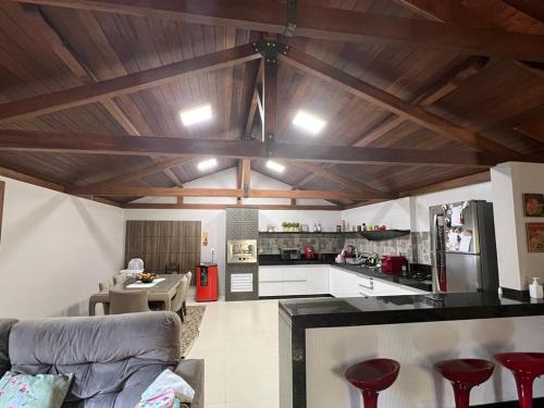 ein Wohnzimmer mit Couch und Küche in der Unterkunft Casa em Pedra Azul in Pedra Azul