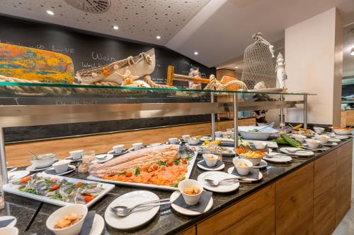 um bufê em um hotel com comida em Hotel Gartnerkofel em Sonnenalpe Nassfeld