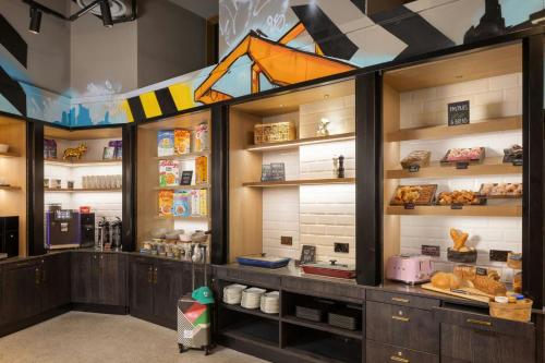 Kuchyň nebo kuchyňský kout v ubytování Moxy Dublin Docklands