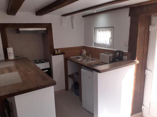a kitchen with a sink and a counter top at Chez Loulou du Linas - Bugarach in Bugarach