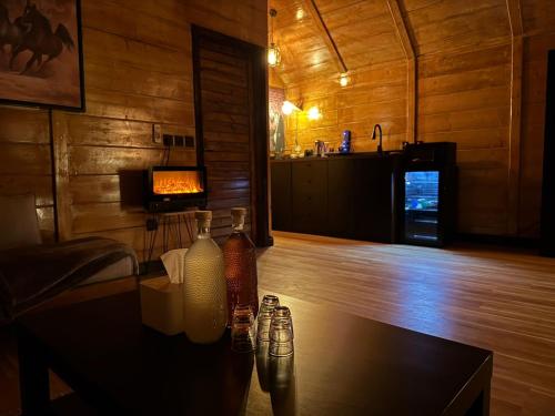 ein Zimmer mit einem Tisch mit Flaschen darauf in der Unterkunft كاف كوخ in Sawdāʼ