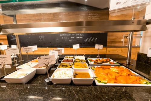 um buffet com muitos tipos diferentes de comida em Hotel Gartnerkofel em Sonnenalpe Nassfeld