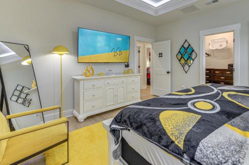 um quarto com uma cama e uma televisão na parede em Hot Tub and Fire Pit Home Near Dtwn Little River! em Little River