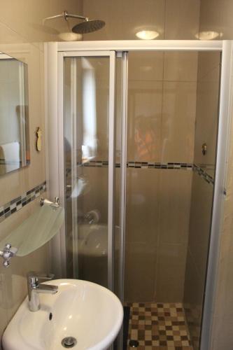 ein Badezimmer mit Dusche und Waschbecken in der Unterkunft Setumishi Royal Lodges in Ellisras