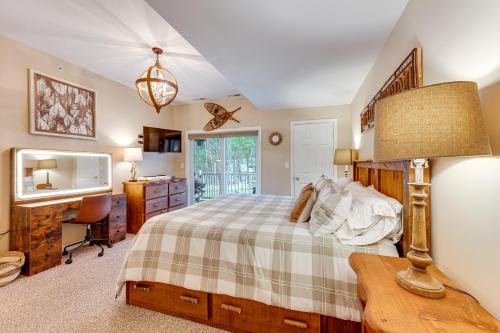 Postel nebo postele na pokoji v ubytování Relaxing Lincoln Condo with Fireplace and Shuttle