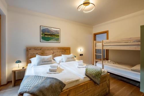 ヴァルヒゼーにあるApartment Fuchsbau - Natur, Ruhe, Geborgenheit - willkommen in Tirolのベッドルーム(ベッド1台、二段ベッド付)