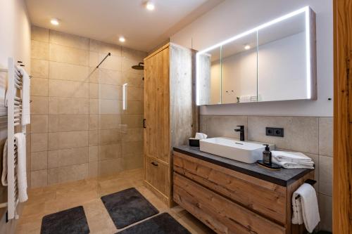 ヴァルヒゼーにあるApartment Fuchsbau - Natur, Ruhe, Geborgenheit - willkommen in Tirolの洗面台とシャワー付きのバスルーム
