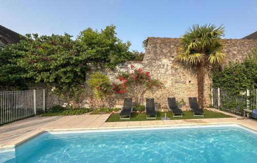 Πισίνα στο ή κοντά στο Cozy Home In Ingrannes With Private Swimming Pool, Can Be Inside Or Outside