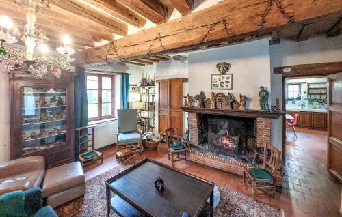 Χώρος καθιστικού στο Cozy Home In Ingrannes With Private Swimming Pool, Can Be Inside Or Outside