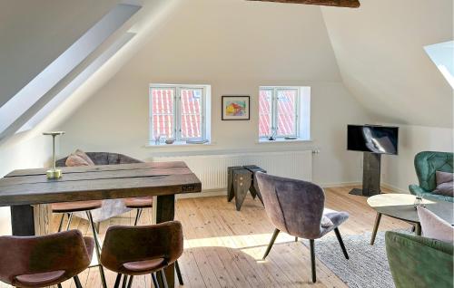 Et tv og/eller underholdning på 2 Bedroom Cozy Apartment In Svaneke