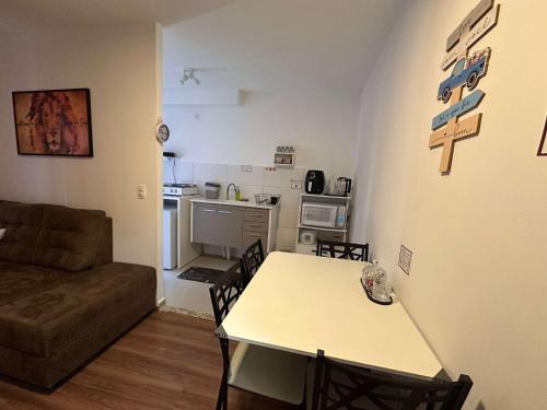 Η κουζίνα ή μικρή κουζίνα στο Ap com piscina e garagem prox do lago e shopping