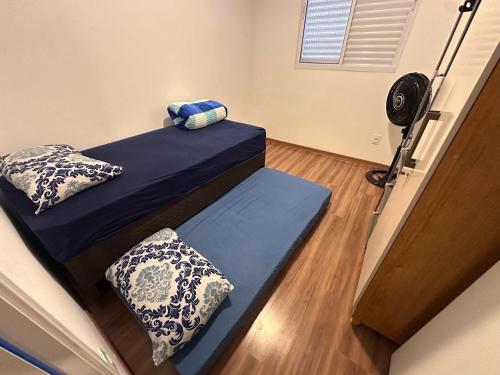 Ένα ή περισσότερα κρεβάτια σε δωμάτιο στο Ap com piscina e garagem prox do lago e shopping