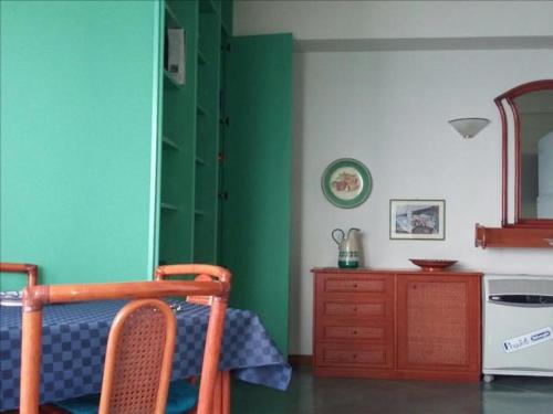 um quarto com uma cama e uma parede verde em La Pizzerella di Amalfi em Amalfi