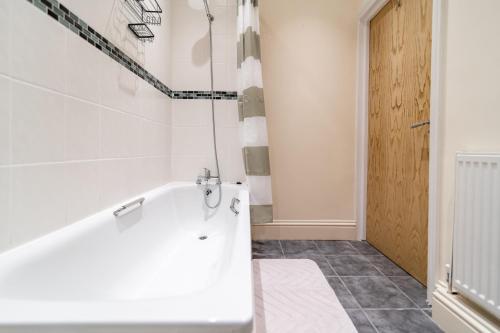 ein Badezimmer mit Badewanne und Dusche in der Unterkunft 2 Bedroom Flat - Harbour and Town Centre in Folkestone