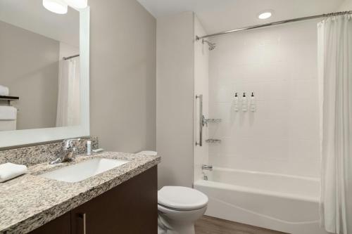 Koupelna v ubytování TownePlace Suites by Marriott Pittsburgh Harmarville