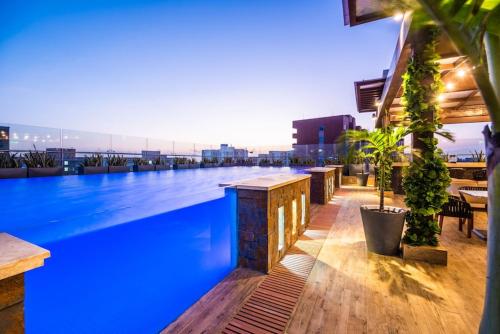 a large swimming pool on top of a building at Rams apartasuits en hotel 5 estrellas in Barranquilla