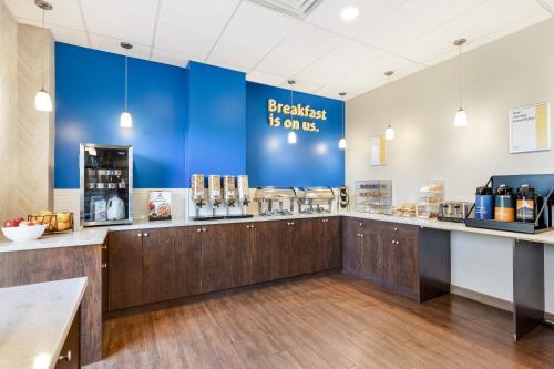 Tetera y cafetera en Days Inn by Wyndham Airdrie