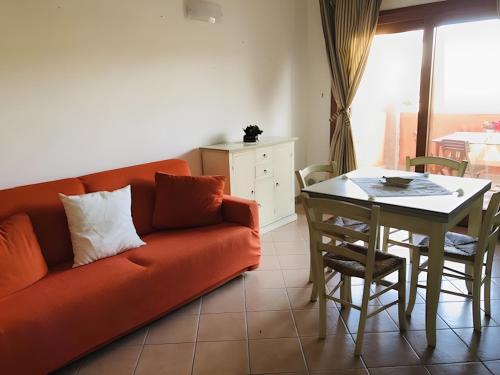 a living room with a couch and a table at Trilocale I Graniti San Teodoro in Monte Petrosu