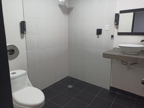 une salle de bains avec toilettes et lavabo dans l'établissement Cómoda habitación, à Pátzcuaro