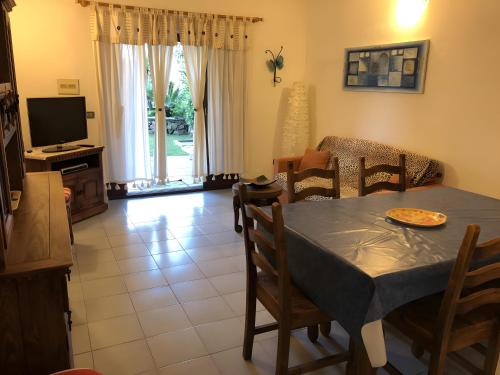 TV a/nebo společenská místnost v ubytování Trilocale Corallo 300 mt spiaggia